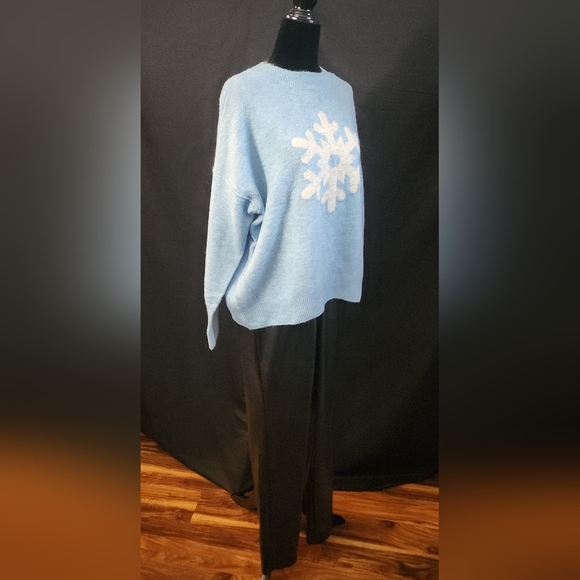Vince Camuto Oversized Fuzzy Snowflake Sweater in Blue Sizes S-XXXL - Picture 6 of 13